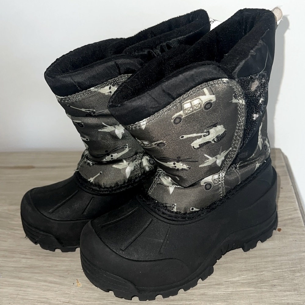 Boys size 10 Northside winter/snow boot. Double strap opening. Exc condition